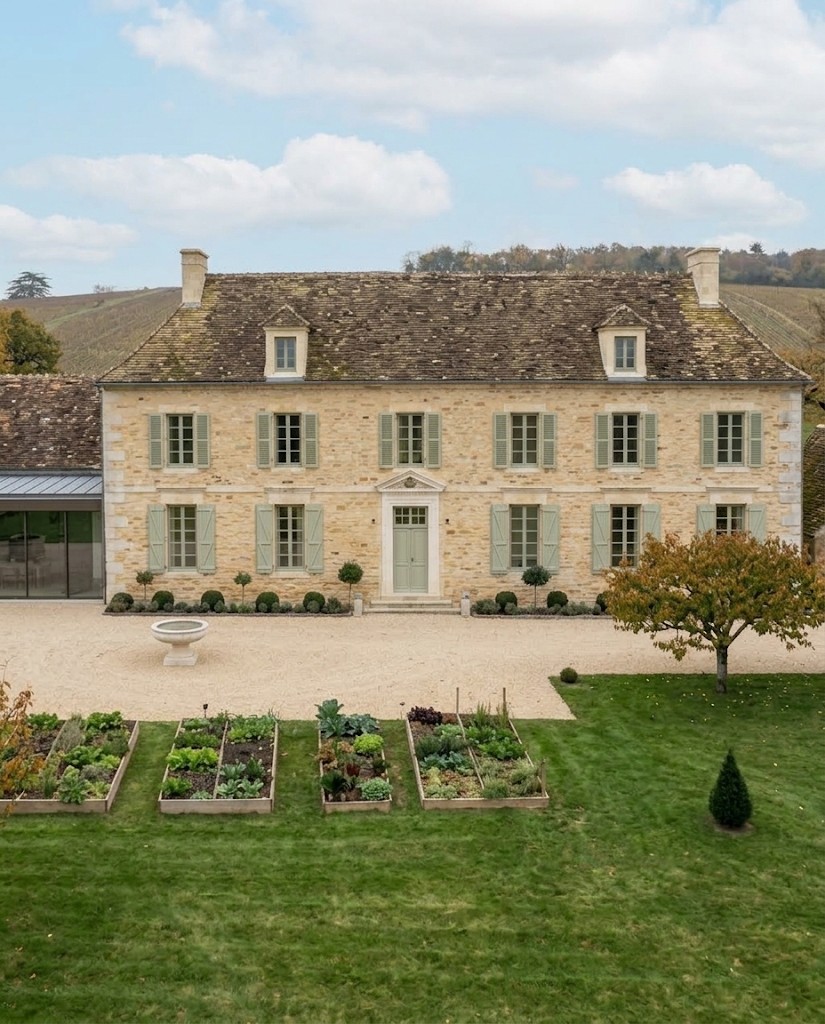 Domaine de Montrevel, the manor façade and its court